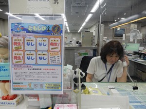 ともしびvol.71を受付に掲示している状況