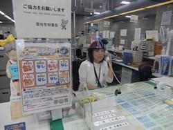 本署受付にてともしびを掲示している状況
