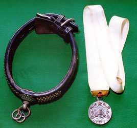 アルフ号の首輪と受賞メダル