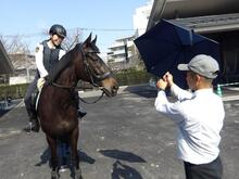 傘を開いて見せている写真