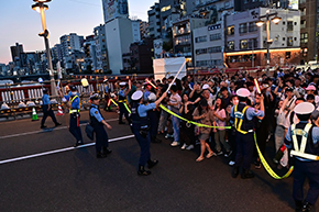 隅田川花火大会警備写真