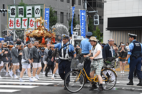 雑踏警備写真