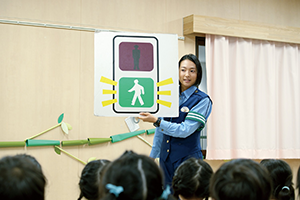 警視総監と横断歩道を渡る子ども達