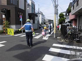 横断時における誘導の様子2