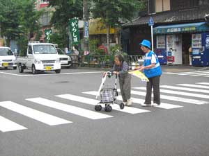 交差点での保護誘導活動の写真2