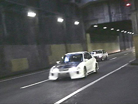 車が競い合っている画像