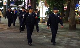 繁華街での集団パトロール