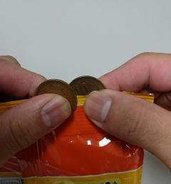 10円玉で袋を簡単に開ける方法 警視庁