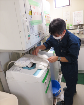 留置施設の清掃作業