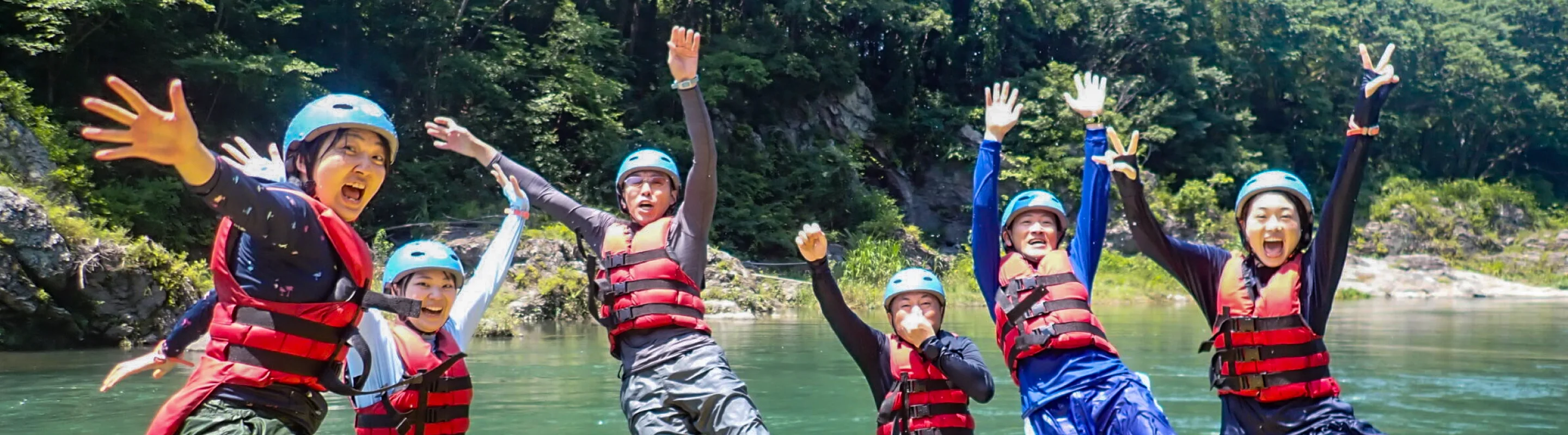 談笑する女性の写真