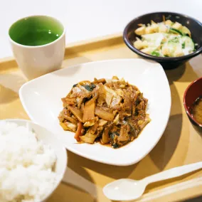 食堂で楽しい食事タイム！