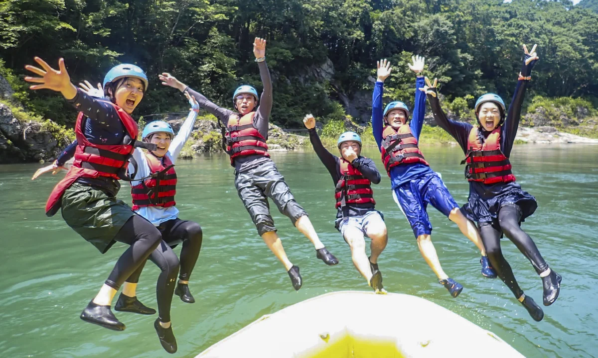 談笑する女性の写真