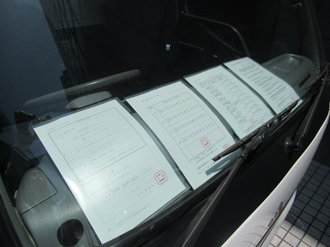 車内の前面ガラス掲示例